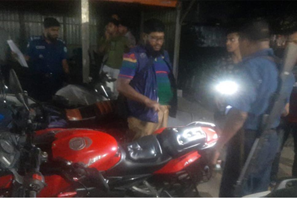 কাগজপত্রবিহীন ১৪ মোটরসাইকেল আটক