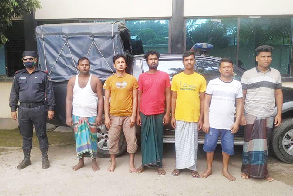 প্রতারক চক্রের ৬ সদস্য আটক