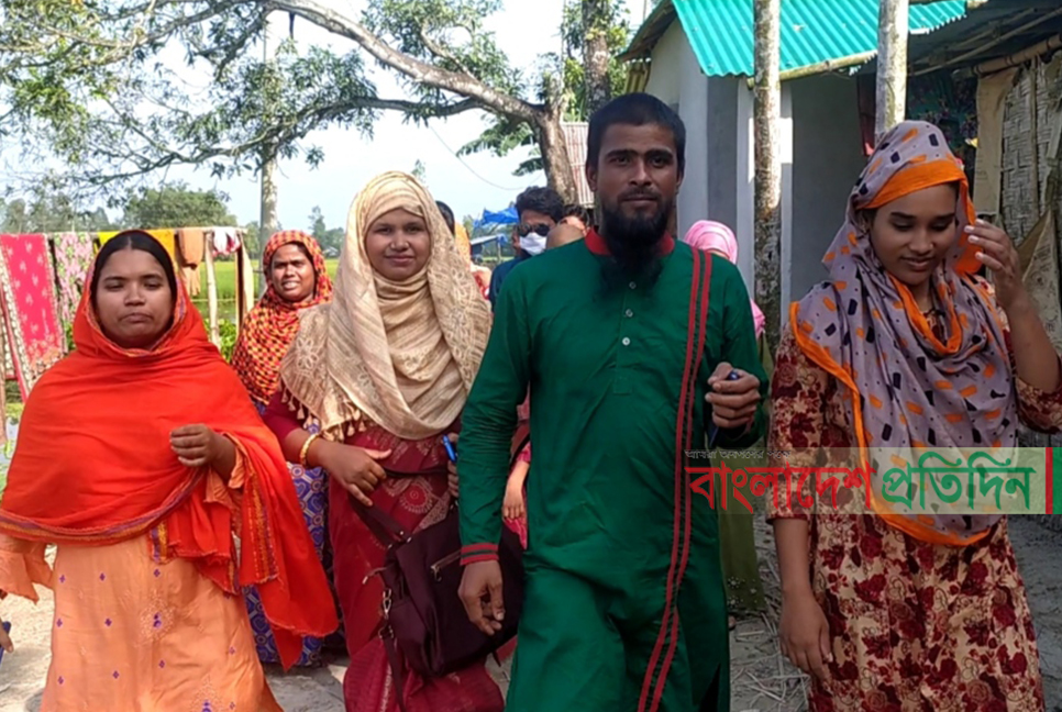 এক সতিনকে জেতাতে দুই সতিনের প্রচারণা