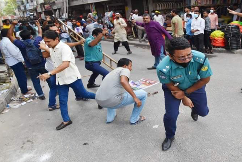 যুবদলের সমাবেশ থেকে পুলিশকে ইটপাটকেল নিক্ষেপ
