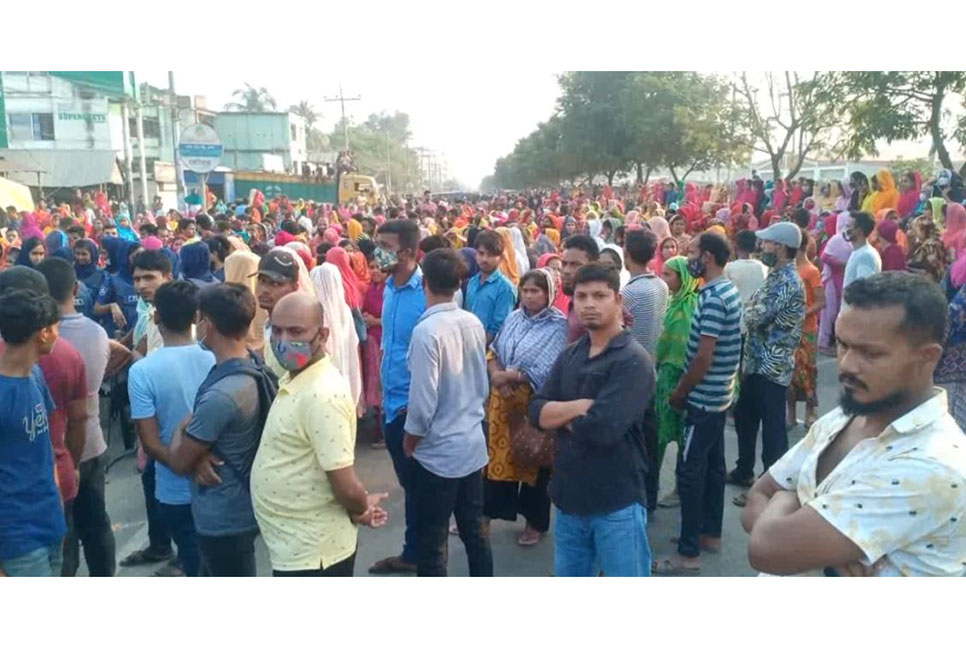 বেতন-ভাতার দাবিতে 
পোশাক শ্রমিকদের মহাসড়ক অবরোধ