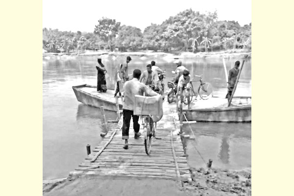 সেতুর অভাবে দুর্ভোগ