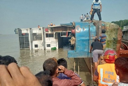 পাটুরিয়ায় যানবাহন নিয়ে এক পাশ ডুবে গেছে ফেরি