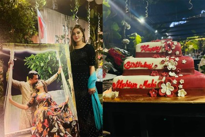 ফানুস ও আতশবাজির ঝলকানিতে জন্মদিন উদযাপন মাহির