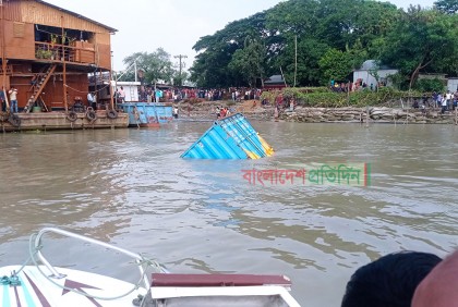 অর্ধেক ডোবা ফেরি থেকে কা‌র্গো ভাসছে পদ্মায়