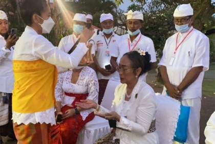 সনাতন ধর্ম গ্রহণ করলেন ইন্দোনেশিয়ার প্রথম প্রেসিডেন্টের মেয়ে সুকমাবতী