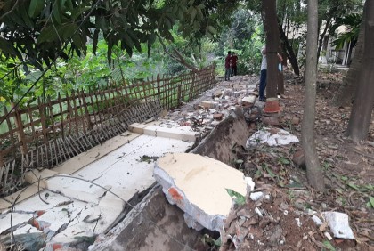 অবৈধভাবে এমপির বাড়ির সীমানা প্রাচীর ভাঙলো ডিএসসিসি