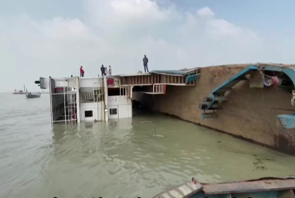 পাটুরিয়ায় ফেরিডুবি; কাভার্ডভ্যান উদ্ধারের পর কাঁদলেন মালিক
