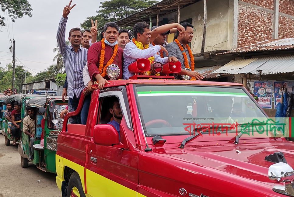 নৌকা প্রতীক পাওয়ায় চেয়ারম্যান প্রার্থীকে সংবর্ধনা