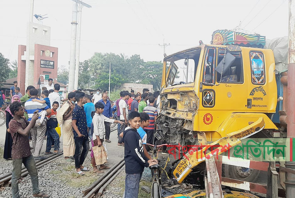 ৫ ঘণ্টা পর পাবনা-রাজশাহী রুটে ট্রেন চলাচল শুরু