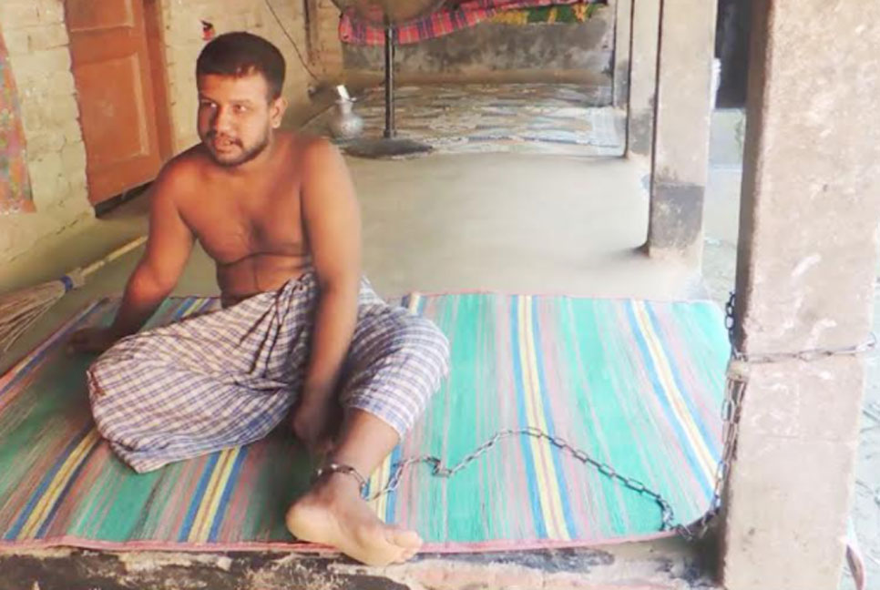 চিকিৎসার অভাবে ২২ বছর শিকল বন্দী যুবক 