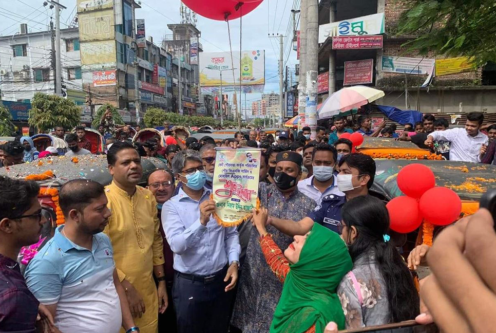 ফেনী পৌরসভায় যোগ হলো পৌর অ্যাপস ও সিএনজি