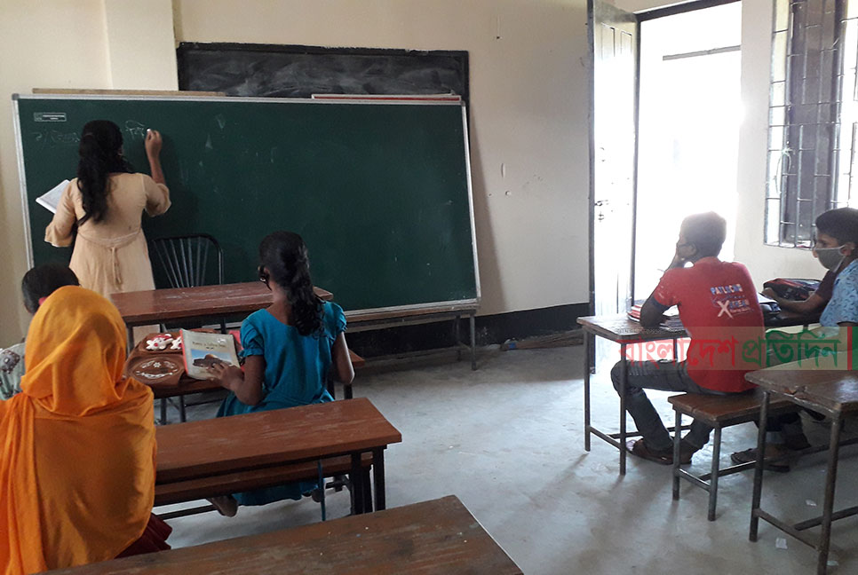 এক শিক্ষক দিয়েই চলছে প্রাথমিক বিদ্যালয়