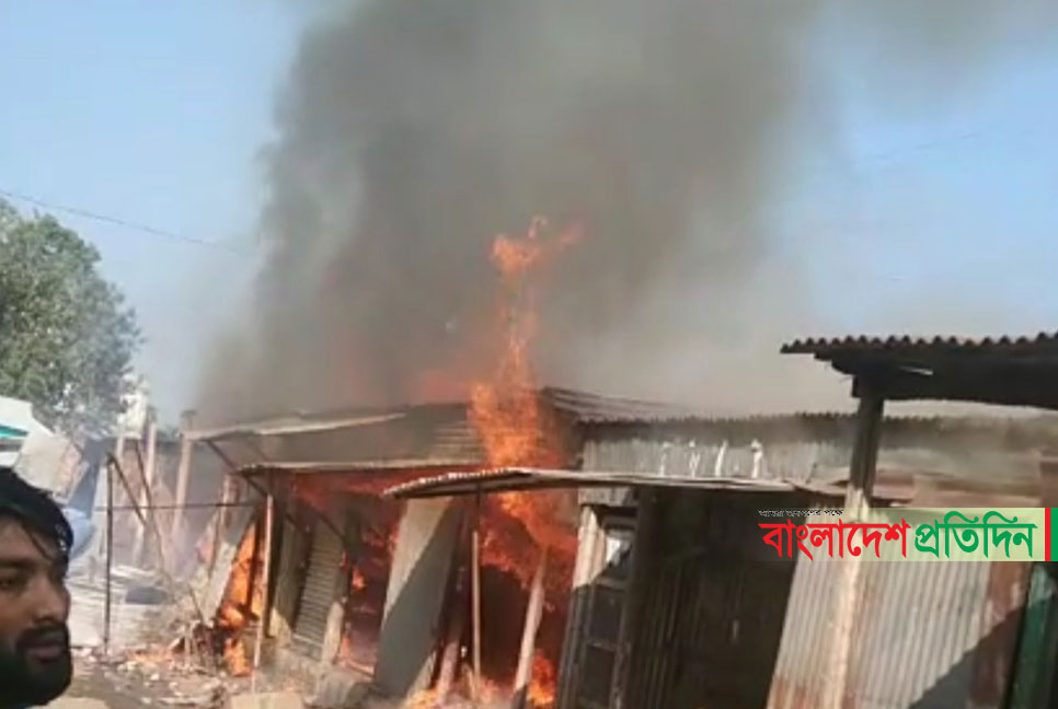 ফুলপুরে ভয়াবহ আগুনে ১৯ দোকান পুড়ে ছাই