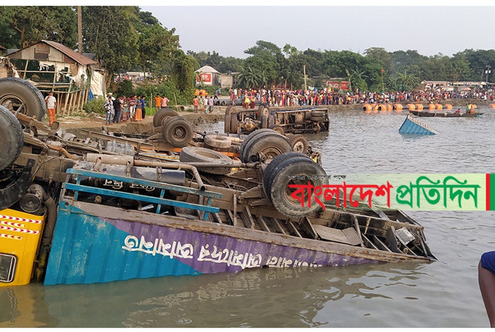 ফেরি উদ্ধারে কাজে আসছে না হামজা, ১১ যানবাহন উদ্ধার 