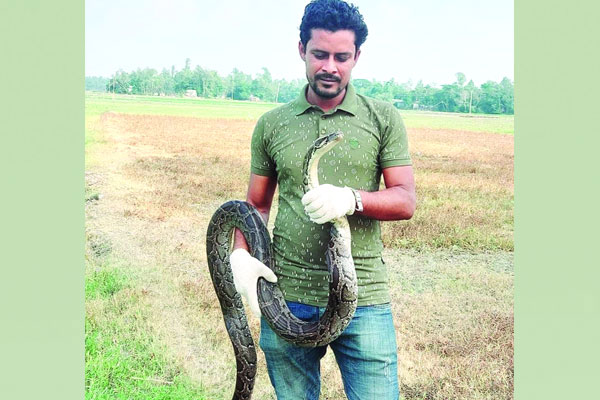 সিরাজগঞ্জে ৯ ফুট লম্বা অজগর উদ্ধার