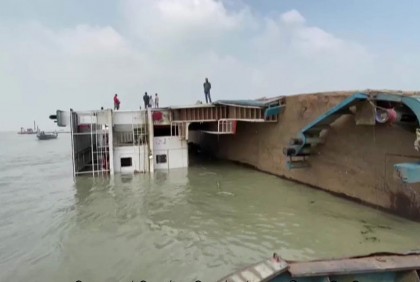 পাটুরিয়ায় ফেরিডুবি; কাভার্ডভ্যান উদ্ধারের পর কাঁদলেন মালিক