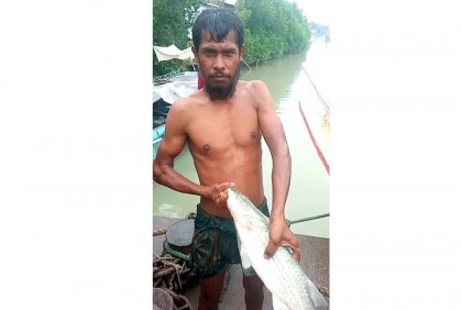 
জালে নয়, পলিথিনে আটকা পড়লো দুই কেজি ওজনের মাছ
