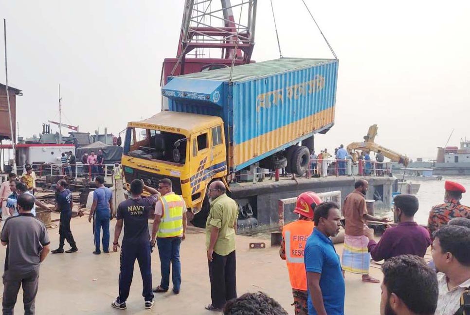 মানিকগঞ্জের পথে উদ্ধারকারী জাহাজ 'রুস্তম'