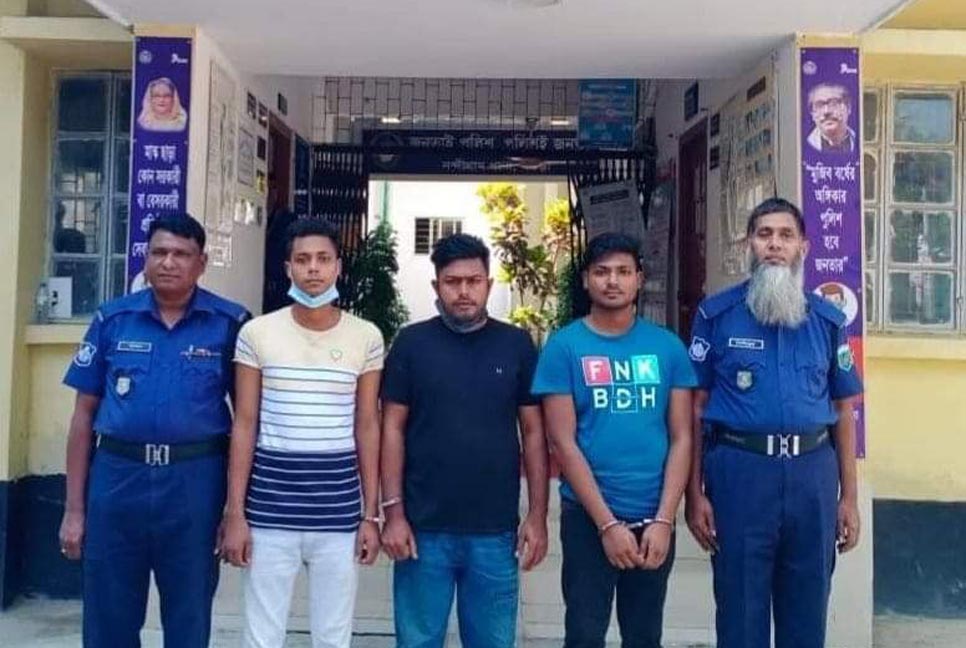 মাদক সেবনকালে দুই ভাইসহ গ্রেপ্তার ৩