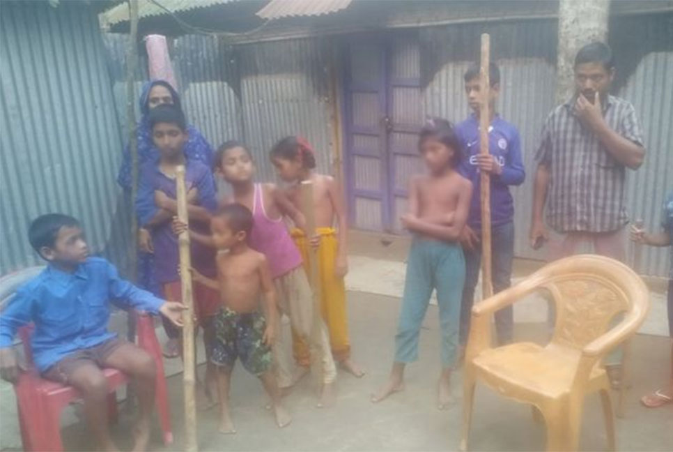 অজানা প্রাণীর হামলা থেকে বাঁচতে লাঠি হাতে চলছে গ্রামবাসী