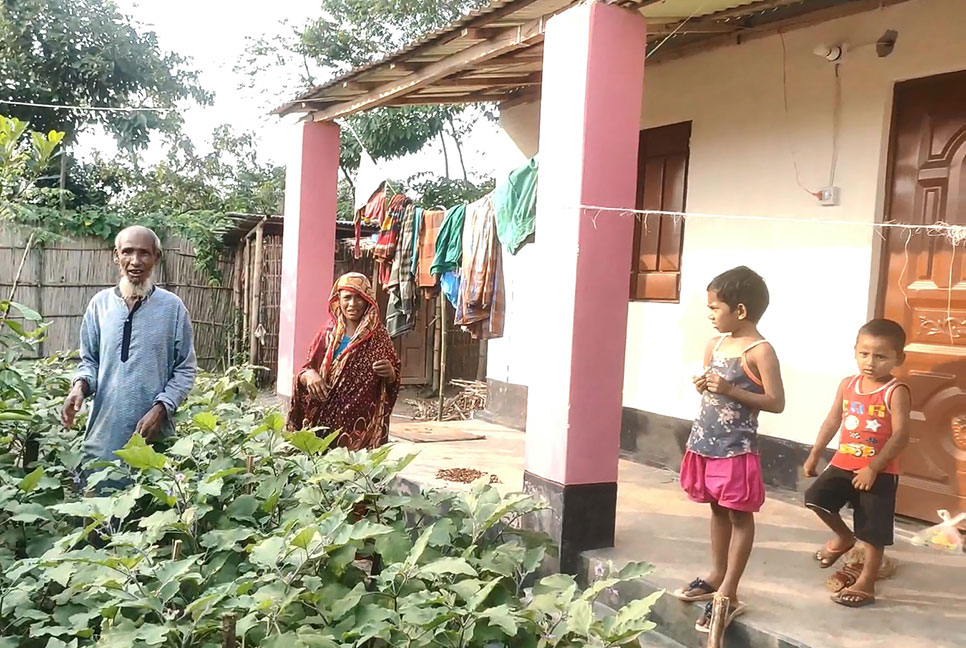 উপহারের ঘর পেয়ে পাল্টে
গেছে জীবনযাত্রা