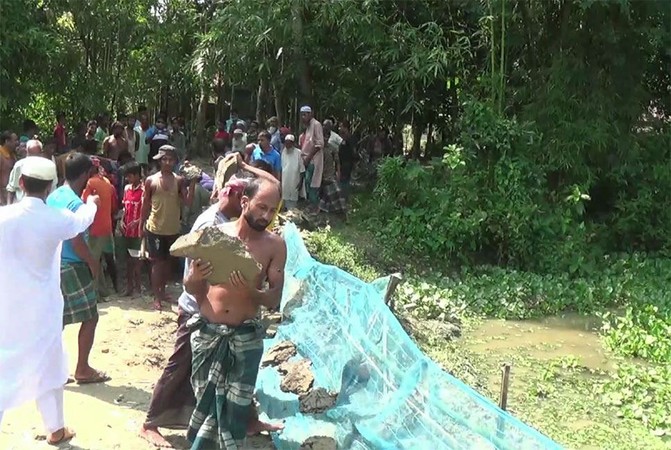 আটপাড়ায় স্বেচ্ছাশ্রমে সড়ক মেরামত গ্রামবাসীর