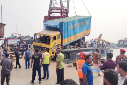 মানিকগঞ্জের পথে উদ্ধারকারী জাহাজ 'রুস্তম'