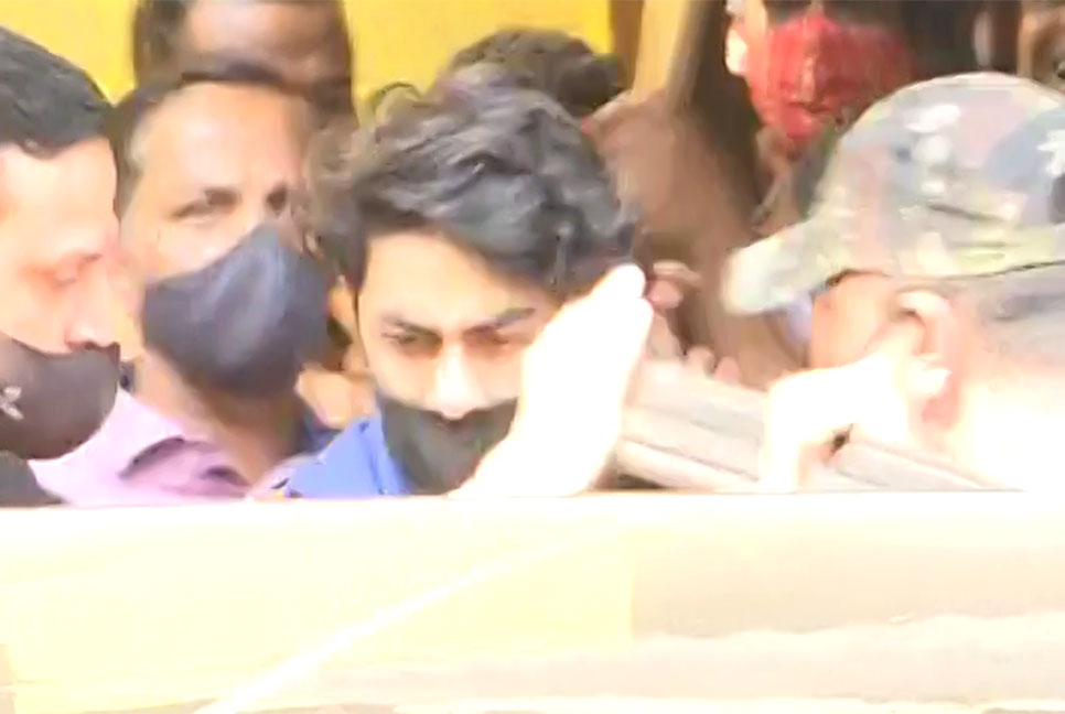 জেল ছাড়লেন আরিয়ান, মুম্বাই থেকে বের হতে লাগবে অনুমতি

