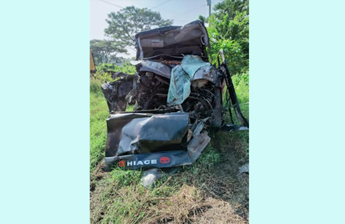 কুমিল্লায় দাঁড়িয়ে থাকা কাভার্ডভ্যানে মাইক্রোবাসের ধাক্কা, চালকসহ নিহত ২
