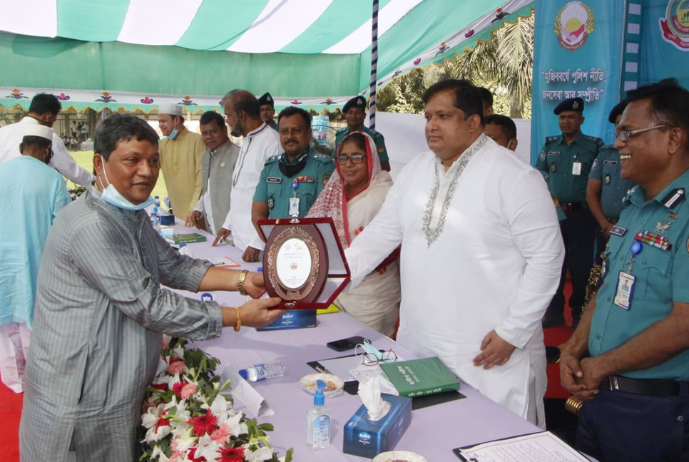 জীবনের মায়া ত্যাগ করে মানুষকে সেবা দিচ্ছে পুলিশ : ক্রীড়া প্রতিমন্ত্রী

