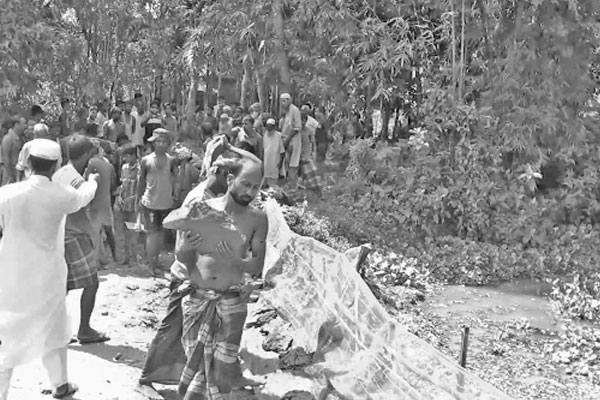 স্বেচ্ছাশ্রমে সড়ক মেরামত