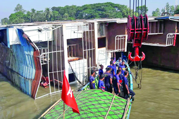 ডুবে যাওয়া ফেরি উদ্ধারে নামছে রুস্তম