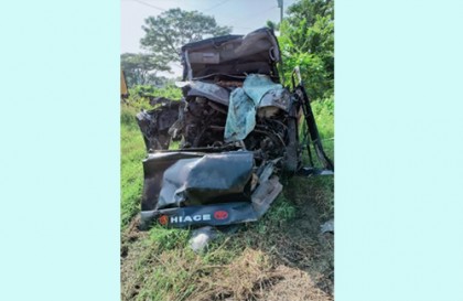 কুমিল্লায় দাঁড়িয়ে থাকা কাভার্ডভ্যানে মাইক্রোবাসের ধাক্কা, চালকসহ নিহত ২