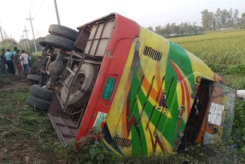 সৈয়দপুরে বাস উল্টে পথচারীসহ নিহত ২