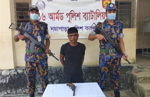 নয়াপাড়া ক্যাম্প থেকে অস্ত্রসহ রোহিঙ্গা সন্ত্রাসী আটক 
