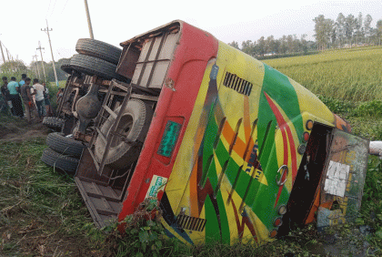 সৈয়দপুরে বাস উল্টে পথচারীসহ নিহত ২