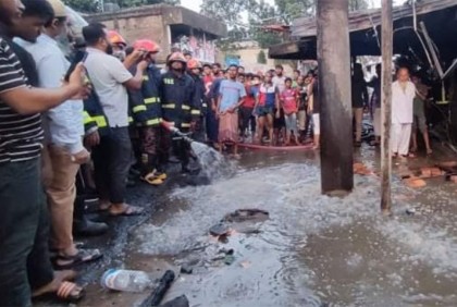ঢাকা-চট্টগ্রাম মহাসড়কে গ্যাস লাইন ফেটে অগ্নিকাণ্ড, যানজট
