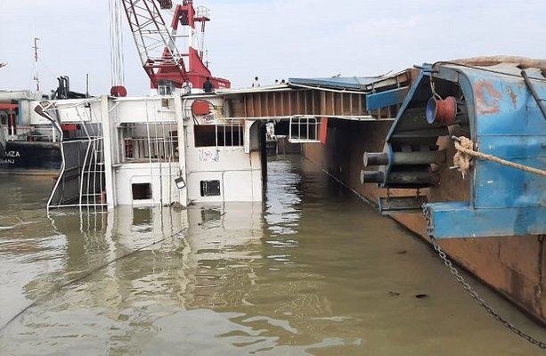 ডুবে যাওয়া ফেরি তুলতে পাটুরিয়ায় জেনুয়ানের ডুবুরি দল 