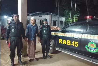 শপিং ব্যাগের ভেতর ১০ হাজার ইয়াবা, রোহিঙ্গা যুবক আটক
