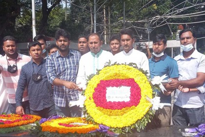 বঙ্গবন্ধুর প্রতিকৃতিতে ছাত্রলীগের সুমন-প্রদীপের শ্রদ্ধা 