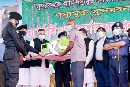 জলদস্যুতা ছেড়ে আত্মসমর্পণ করা ৩২৮ জন পেলেন ঘর-নৌকা-গবাদিপশু