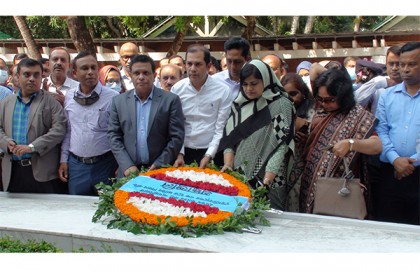 বঙ্গবন্ধুর সমাধিতে পদোন্নতিপ্রাপ্ত যুগ্ম সচিবদের শ্রদ্ধা