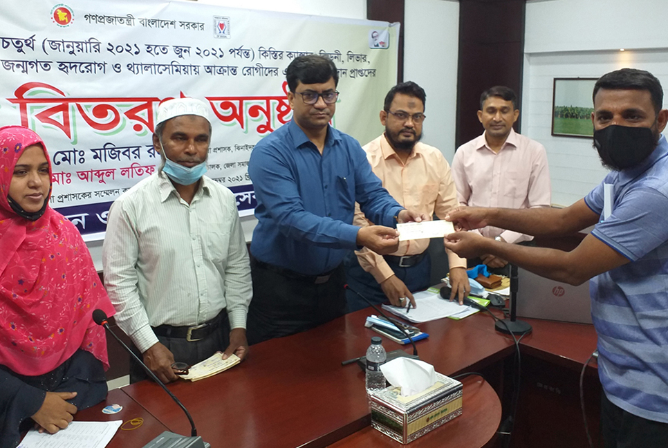 ঝিনাইদহে জটিল রোগে আক্রান্তদের মাঝে টাকা বিতরণ