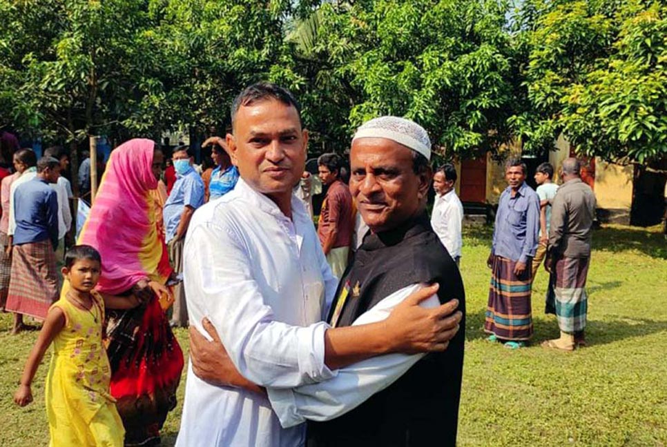 ভোটকেন্দ্র পরিদর্শনে এসে কোলাকুলি করলেন দুই মেয়র প্রার্থী