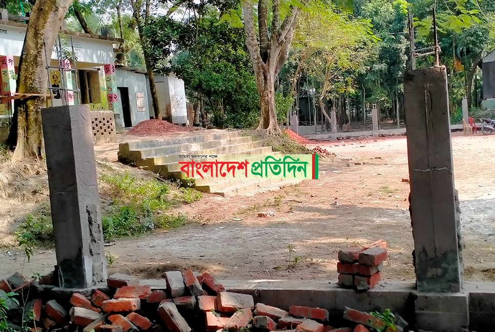 চাঁদা না দেওয়ায় স্কুলের নির্মাণাধীন বাউন্ডারি দেওয়াল ভেঙ্গে দিল দুর্বৃত্তরা