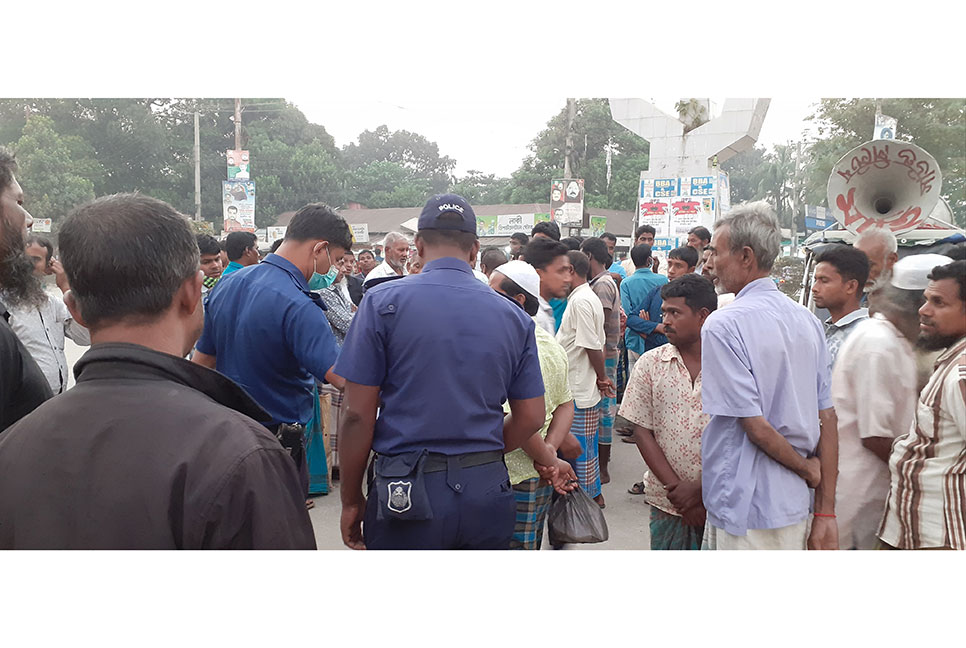 কমিউনিস্ট পার্টির মিছিলে পুলিশের বাধা 