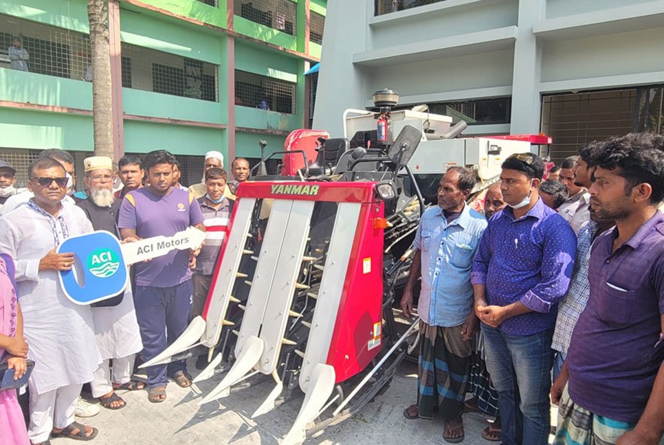 কৃষকদের মাঝে 
বীজ, সার ও কম্বাইন্ড হার্ভেস্টার মেশিন বিতরণ