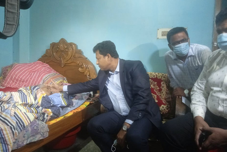 ভরণপোষণ না পেয়ে সন্তানের বিরুদ্ধে আদালতে মামলা করা বৃদ্ধার পাশে জেলা প্রশাসন