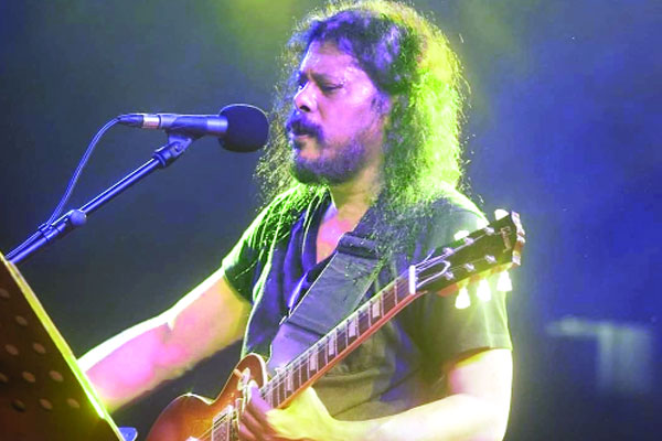 মঞ্চে ফিরছেন জেমস